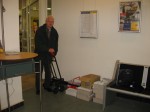 Herr-T.-transportiert-die-Einladungen